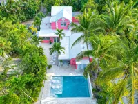 Pink Palms at Cable Beach - 4 Bedroom - 1 Minute to Beach - สระว่ายน้ำส่วนตัว