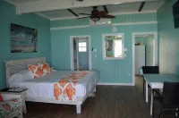 Beachfront one bedroom studio with full kitchen, covered porch and open deck. Hotels in 