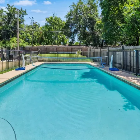 Artistic apartment with pool, 5-min to downtown