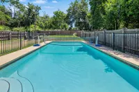 Artistic apartment with pool, 5-min to downtown - อพาร์ทเม้นท์