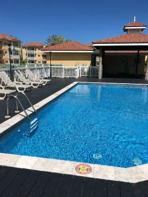 Beautiful gated spacious condo 5 minute walk to beach, restaurants and Hip Strip - 레지던스