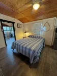 Charming tiny house with AC in delightful Sardis Lake. - Chalets