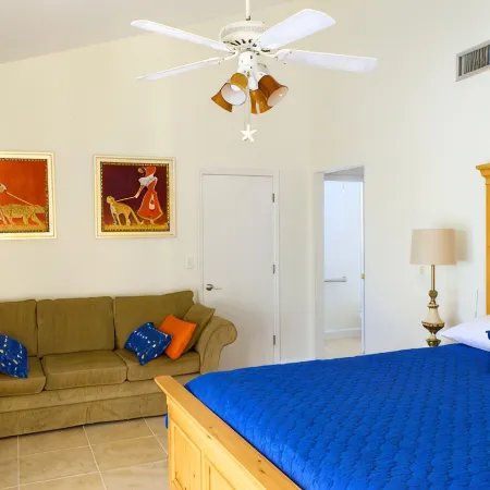 Cape Coral, large villa, heated pool, on canal, fishing, free Wi-Fi, fireplace