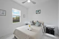 Modern Vacation Home Fully Fences Near Airport - 3-Star