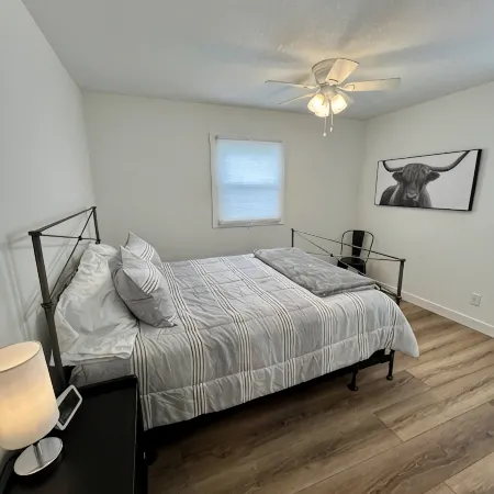 Stylish in-Town Retreat - 2 Bedroom, 1 Bathroom - Modern Comfort