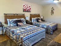 2 Minutes from the North Entrance of Yellowstone - Beautiful and Cozy Cabin