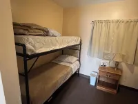 Cabin on main. Walking distance to all attractions Hotels in Cayuga County