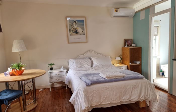 Relax close to city,a studio 10 mins from the beaches and Westfield shopping C.
