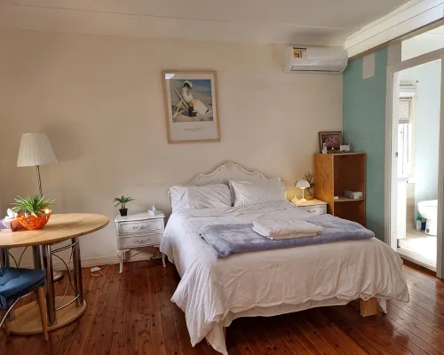 Relax close to city,a studio 10 mins from the beaches and Westfield shopping C. Hotels in Miranda