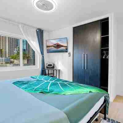 2BR Designer Condo, Free Parking, Convention Ctr Rooms