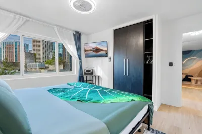 2BR Designer Condo, Free Parking, Convention Ctr First Hill: отели