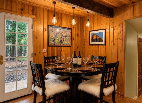 Cozy Yosemite Retreat • Private Hot Tub • BBQ • 2 Mi from Yosemite