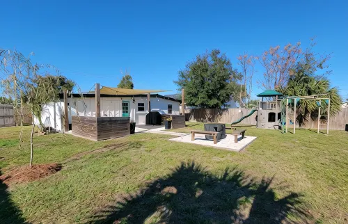 Modern Home ¤ Close to Shopping, Dining & Downtown! Outdoor Dinning & Firepit! - Wifi