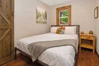 Pet Friendly - Close to Town - w/ Deck & Fire Pit - Hytter