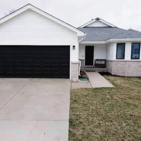 •Vibrant 4 bedroom house 2 king beds in Ankeny•
