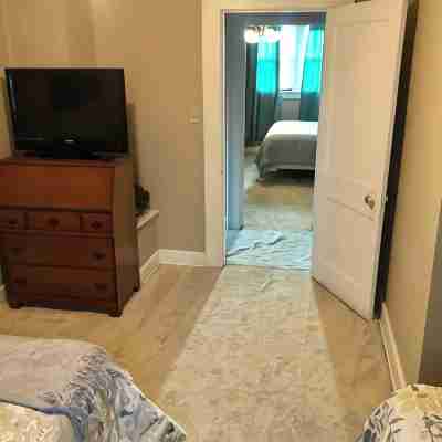 Entire House Downtown PC - off street parking Rooms