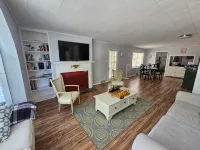 Spacious Decorated Apartment: Your Perfect Stylish Living Space Hotels in Manistee