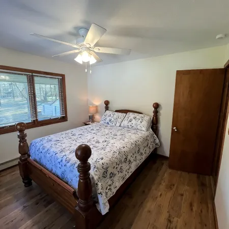 Lakefront home on Leavitt Bay, with private beach, dock, and an amazing view Hoteles en Freedom