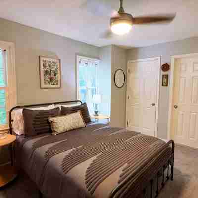 The Cottage Hill is a charming 3-bed house in a primary location in Greensboro Rooms