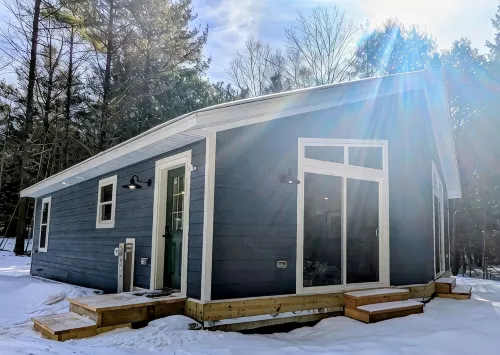 Charming quiet 2-bedroom house set in a cedar forest in welcoming Fish Creek - 3 stjerner