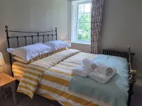 High spec, self contained apartment with garden in Georgian Manor House Hotels in Crickhowell
