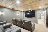 Magnificent 5 bedroom with Theater Room, AC, Hot Tub and Paved Roads - Boutique
