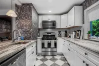 Witchy Hideaway Cottage; Close to Beaches, Salem & Train to Boston