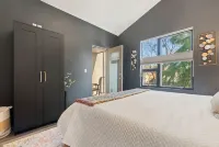 Lux Home w/ Hot Tub+Fire Pit steps from Hyde Park - พร้อมระเบียง
