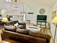 Perfect for Two! 30Min from Nashville or Franklin. Oak Hill Loft in Fairview