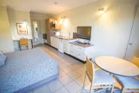 Spinifex Motel and Serviced Apartments - balcony