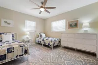 Perfect Anna Maria. Dock on Canal. 3 Blocks to Sugar Sand Beach. Heated Pool. - 私人泳池
