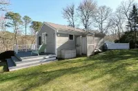 Pristine Cottage: EV charger, AC, outdoor shower+ firepit, walk to Bakers Pond - WiFi