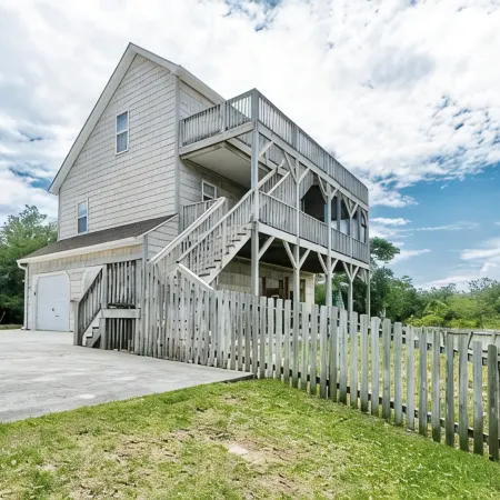 The Oceans Oyster-Hot tub, 5 min to beach, Pets, Sleeps 10 , Sound Views!!