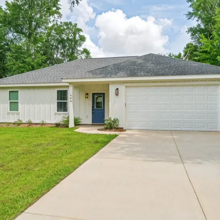 Charming 3-bedroom house in brilliant Foley with AC, WiFi