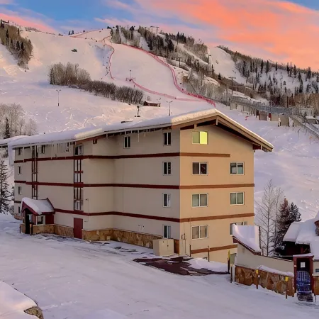 Ski In Ski Out: 2 King Beds, Hot Tub , Gas Fireplace,Balcony, Close to Base Area