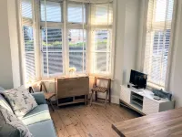 Charming 2 br apartment next to worthing station, close to town and seafront
