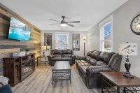 Take In MQT - Convenient Main Apt, Walking Range! - 4-Star
