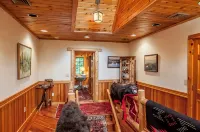 Adirondack Great Camp style home on beautiful Blue Mountain Lake - Homestays