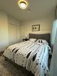 Juanu’s Cozy Cove - Walkout Basement SuiteFamily Friendly15mins from Airport - พร้อมระเบียง