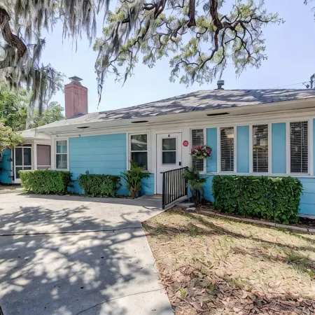 Sale! Book Now! Nice 1 Bedroom- Downtown Dunedin Bungalow!