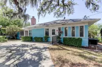Sale! Book Now! Nice 1 Bedroom- Downtown Dunedin Bungalow!