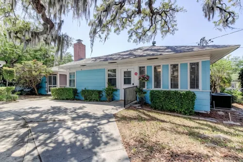 Sale! Book Now! Nice 1 Bedroom- Downtown Dunedin Bungalow!