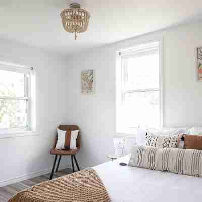 Gorgeous renovated-5 min to Main St-BBQ-Firepit-Free Sandbanks pass-Pac Man game Rooms
