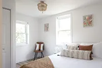 Gorgeous renovated-5 min to Main St-BBQ-Firepit-Free Sandbanks pass-Pac Man game - Wifi