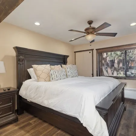 Mammoth Condo, 2 Beds+ 2 Baths, Next to Canyon Lodge-Mammoth Ski & Racquet Club