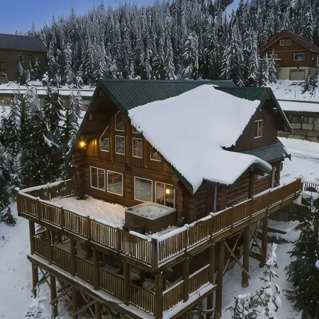 Stunning Log Mount Washington Chalet with Breathtaking Views of Strathcona Park