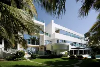 Casa La Playa, a 6 Bedroom FULLY STAFFED, MODERN BEACHFRONT VILLA,  Walk to Town
