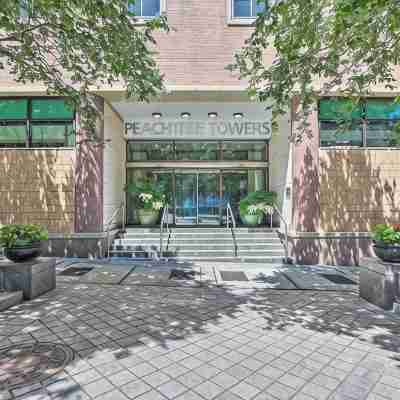 Short Walk to World Cup / Downtown Attractions! Hotel Exterior