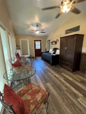 The Cottage on Mill street with Hot Tub - 3 stjerner