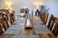 3 Bedroom, 1 Bath rock cottage in Walking Distance to Downtown Alpine - Homestays